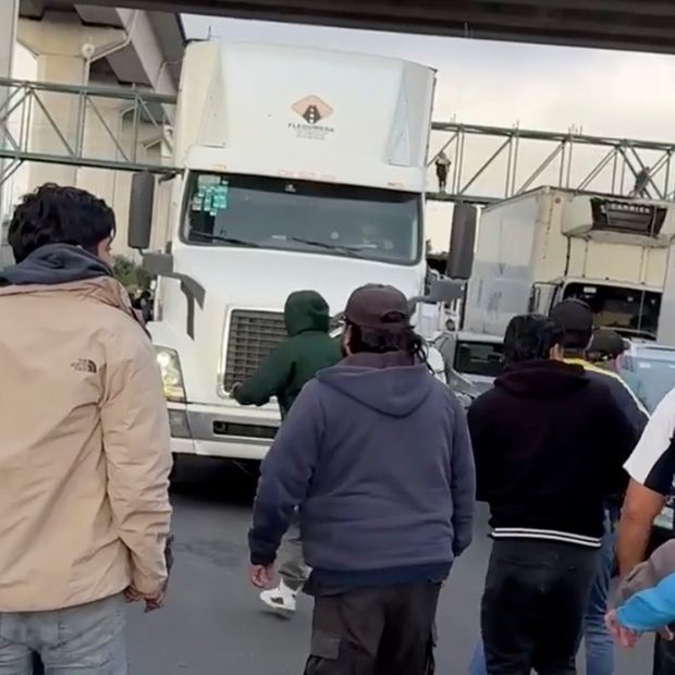 Se Enfrentan Conductores y Manifestantes por Bloqueo en la Autopista México-Toluca